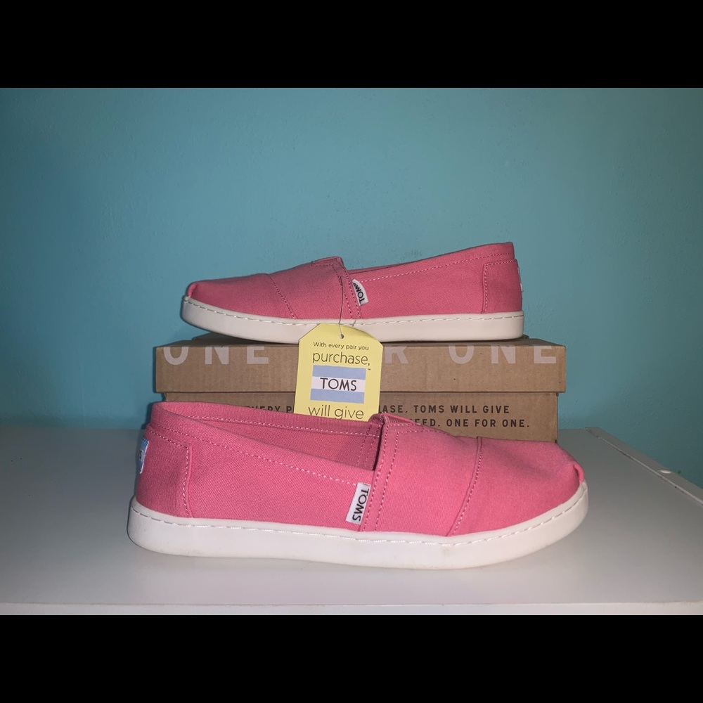 (✨NWT✨)Tom’s Classic Slip On Shoes(✨NWT✨)